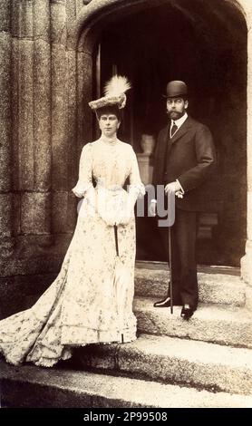 1908 ca , Londra , Inghilterra : il futuro re GIORGIO V del Regno Unito ( Principe di Galles , 1865 - 1936 ) con la moglie MARIA di Teck ( 1867 - 1953 ) . Foto di Dinham , Torquay . Fu il primo monarca britannico appartenente alla Casa di Windsor, che creò dalla filiale britannica della Casa tedesca di Saxe-Coburg-Gotha. Oltre ad essere re del Regno Unito e dei regni del Commonwealth, Giorgio fu anche l'imperatore dell'India e il primo re dello Stato libero irlandese. Giorgio regnò dal 6 maggio 1910 alla prima guerra mondiale (1914-1918) fino alla sua morte nel 1936. Figlio del re EDOARDO VII di Engl Foto Stock