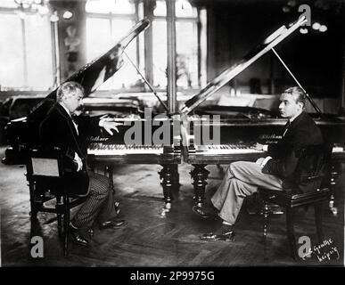 1920 CA , Liepsing , Germania : Il celebre direttore musicale ungherese-tedesco ARTHUR NIKISCH ( Lebenyi Szent Miklos 1855 - Lipsing 1922 ).il 1 luglio 1885 Nikisch sposò Amelie Heussner ( 1862 -1938 ), una cantante e attrice, che era stata impegnata negli anni precedenti al teatro di corte di Kassel con Gustav Mahler. Il loro figlio MITJA (1899 - 1936 ) divenne più tardi un noto pianista. In questa foto Nikisch sono con il figlio Mitja . Nel 1936 Mitja Nikisch si suicidò a Venezia . Foto di S. Genth , Leipzing , Germania - NIKISH - Beethoven - DIRETTORE d' orchestra - MUSICA - OPERA LIRICA - MUSICA CLAS Foto Stock