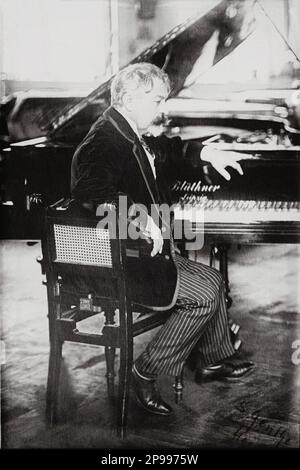 1920 c, Liepsing , Germania : il celebre direttore musicale UNGHERESE-tedesco ARTHUR NIKISCH ( Lebenyi Szent Miklos 1855 - Lipsing 1922 ) a pianoforte . Nikish era il direttore della Liepsing and Boston Philarmonic Orchestra . Foto di S. Genthe , Leipzing , Germania - - NIKISH - Beethoven - DIRETTORE d' orchestra - MUSICALE - OPERA LIRICA - MUSICA CLASSICA - classica - pianoforte - barba - barba - barba - velluto - velluto - profilo --- Archivio GBB Foto Stock