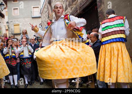 'Danza de los Zancos' folk dance, Anguiano,La Rioja, Spagna Foto Stock