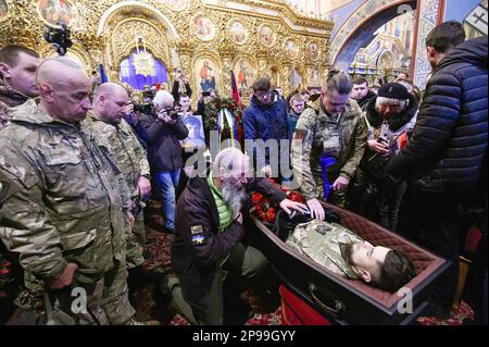 10 marzo 2023, Kyiv, Ucraina: (NOTA DELL'EDITORE: L'immagine raffigura la morte).la gente paga il loro rispetto intorno alla bara con il corpo del soldato ucraino Dmytro Kotsiubailo conosciuto come ''da Vinci'' durante la cerimonia funeraria in Piazza dell'Indipendenza nel centro di Kyiv. Dmytro Kotsiubailo, 27 anni, comandante del battaglione ''da Vinci Wolves'' fu ferito mortalmente nelle battaglie nei pressi di Bakhmut. Nel 2021, il presidente ucraino Volodymyr Zelensky ha assegnato il titolo di Eroe dell'Ucraina al volontario, il comandante di una compagnia d'assalto, Dmytro Kotsiubailo. (Credit Image: © Sergei Chuzavkov/SOPA Images via ZUMA Foto Stock