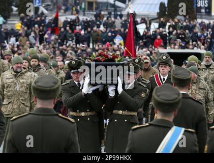 Kiev, Ucraina. 10th Mar, 2023. I militari portano una bara durante un servizio commemorativo per Dmytro Kotsiubailo, conosciuto come da Vinci, eroe dell'Ucraina, volontario ucraino e militare a Kyiv. Dmytro Kotsiubailo è stato ucciso in una battaglia contro le truppe russe in prima linea vicino a Bakhmut tre giorni fa. (Foto di Pavlo Gonchar/SOPA Images/Sipa USA) Credit: Sipa USA/Alamy Live News Foto Stock