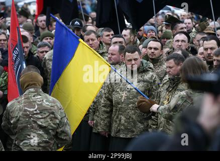 Kiev, Ucraina. 10th Mar, 2023. Cappellani militari partecipano ad un servizio commemorativo per Dmytro Kotsiubailo, conosciuto come da Vinci, eroe dell'Ucraina, volontario ucraino e militare a Kyiv. Dmytro Kotsiubailo è stato ucciso in una battaglia contro le truppe russe in prima linea vicino a Bakhmut tre giorni fa. (Foto di Pavlo Gonchar/SOPA Images/Sipa USA) Credit: Sipa USA/Alamy Live News Foto Stock