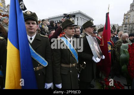 Kiev, Ucraina. 10th Mar, 2023. I soldati della guardia d'onore partecipano ad un servizio commemorativo per Dmytro Kotsiubailo, conosciuto come da Vinci, eroe dell'Ucraina, volontario ucraino e militare a Kyiv. Dmytro Kotsiubailo è stato ucciso in una battaglia contro le truppe russe in prima linea vicino a Bakhmut tre giorni fa. (Foto di Pavlo Gonchar/SOPA Images/Sipa USA) Credit: Sipa USA/Alamy Live News Foto Stock