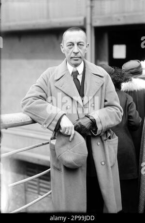 1920 ca : il compositore e pianista russo SERGEI RACHMANINOFF ( Sergej Vasill'evic Rahmaninov - Sergej Vasilyevich Rachmaninov ) (Velikij Novgorod, Russia 1873 – Beverly Hills, USA 1943 ) . Ha avuto un grande successo con l'Opera ALEKO , quattro concerti per pianoforte e molte altre opere . Era uno dei più grandi pianisti del suo tempo . Foto di Bain , New York - PIANISTA - COMPOSITORE - OPERA LIRICA - CLASSICA - CLASSICA - RITRATTO - ritratto - musicale - MUSICA - cappello - cappello - guanti - guanti - cappotto - CRAVATTA - CRAVATTA - ARCHIVIO GBB Foto Stock