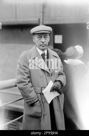 1920 ca : il compositore e pianista russo SERGEI RACHMANINOFF ( Sergej Vasill'evic Rahmaninov - Sergej Vasilyevich Rachmaninov ) (Velikij Novgorod, Russia 1873 – Beverly Hills, USA 1943 ) . Ha avuto un grande successo con l'Opera ALEKO , quattro concerti per pianoforte e molte altre opere . Era uno dei più grandi pianisti del suo tempo . Foto di Bain , New York - PIANISTA - COMPOSITORE - OPERA LIRICA - CLASSICA - CLASSICA - RITRATTO - ritratto - musicale - MUSICA - cappello - cappello - guanti - guanti - cappotto - CRAVATTA - CRAVATTA - ARCHIVIO GBB Foto Stock
