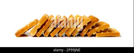 Waffle belgi Stack isolato, cookie quadrato con zaffa, morbidi waffle belgi dorati, wafer Biscuit colazione su sfondo bianco Vista laterale Foto Stock