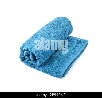 Asciugamano blu laminato isolato. Nuovo Terry Cotton Towel, panno morbido su sfondo bianco Foto Stock