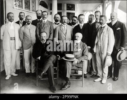 1905 , Portsmouth , New Hampshire , USA : Commissione Russa per la Pace e il loro personale . La fotografia mostra il Barone Roman Romanovich ROSEN ( 1847 - 1921 ) e il Conte Serge WITTE ( Graf Sergei IUl'evich Vitte , 1849 - 1915 ) seduti davanti ad un gruppo di membri dello staff russo ( tra gli altri il Segretario Korostovetz , Plancon , Shipovv e il Principe Kudashev ). - Russo-Guerra Giapponese ( 1904 - 1905 ) - POLITICO - POLITICO - POLITICA - POLITICA - POLITICA - POLITICA - foto storiche - foto storica - ritratto - ratto - baffi - baffi - cravatta - colletto - colletto - NOBILI - NOBILTÀ - Nobiltà - Conte - trattato di PAC Foto Stock