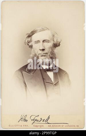 1880 ca: Il filosofo naturale irlandese JOHN TYNDALL ( 1820 - 1893 ) . Con Charles Darwin e Thomas Huxley il suo nome è inseparabilmente collegato con la battaglia che ha avuto inizio a metà del 19th ° secolo per rendere il nuovo punto di vista della scienza moderna parte della filosofia accettata nella vita generale. Per molti anni, infatti, è venuto a rappresentare agli inglesi ordinari il professore tipico o ideale di fisica. Il suo forte e pittoresco modo di cogliere ed esprimere le cose gli diede un'immensa influenza vivente sia nel linguaggio che nella scrittura, e diffuse una conoscenza popolare della scienza fisica suc Foto Stock