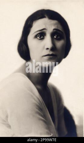 1920 ca ., Italia : l'attrice italiana VERA VERGANI ( Milano 1895 - Procida 1989 ). Una delle attrice preferite di Luigi Pirandello e Gabriele D'Annunzio . Ritratto fotografico di Vettori , Bologna - attrice - TEATRO - TEATRO - DIVA - DIVINA - VAMP - CINEMA MUTO - FILM MUTO ---- Archivio GBB Foto Stock