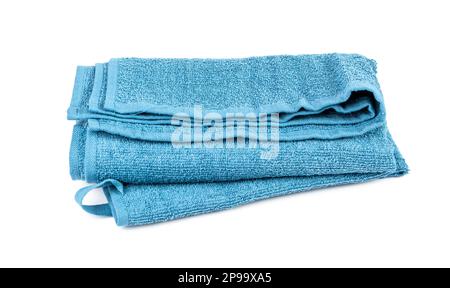 Asciugamani piegati blu isolati. Nuovo Terry Cotton Towel, panno morbido su sfondo bianco Foto Stock