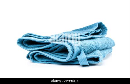 Asciugamani piegati blu isolati. Nuovo Terry Cotton Towel, panno morbido su sfondo bianco Foto Stock