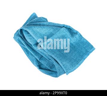 Asciugamani piegati blu isolati. Nuovo Terry Cotton Towel, panno morbido su sfondo bianco Foto Stock