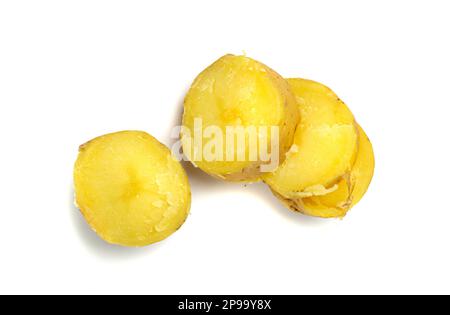 Patate bollite metà in pelle isolato, verdure intere preparate non pelate, sana dieta ingrediente patate bollite su sfondo bianco Foto Stock