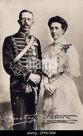 1906 : Regina VITTORIA di SVEZIA (1862-1930), principessa Viktoria di BADEN, sposata con il re GUSTAF V di SVEZIA BERNADOTTE (1858-1950). Suo padre era il Granduca Federico i di Baden (figlio della Principessa Sophie di Svezia) e la Principessa Louise di Prussia (figlia unica di Guglielmo i di Germania e Augusta di Saxe-Weimar). Madre del futuro Re Foto Gustav VI Adolf di Svezia ( 1882 - 1973 ). Florman , Stocholm - REGINA - RE - NOBILTÀ - Nobiltà - REALI - ROYALTY - portrait - ritrato - perla - perle collana - collana di perle - perla - Casa DI BERNADOTTE - SVEZIA - NORVEGIA - r Foto Stock