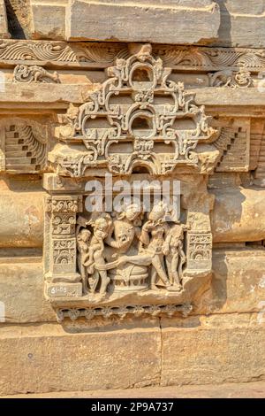 Il particolare del relijef della scultura al tempiale di Harshat Mata rimane in Abhaneri India Foto Stock