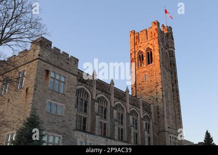 L'ambientazione del sole in University Landmark Foto Stock