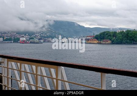 Vista offshore sul porto di Vagen fino al lungomare di Torget e al Monte Ulriken sopra la storica città di Bergen, Norvegia, Scandinavia. 19th luglio 2012 Foto Stock