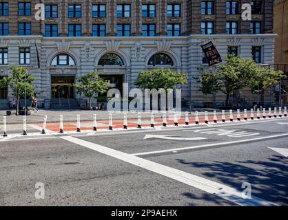 Quartiere finanziario di New York: L'imponente edificio in mattoni, pietra e terra cotta Whitehall è ora un edificio residenziale e di uffici a uso misto. Foto Stock