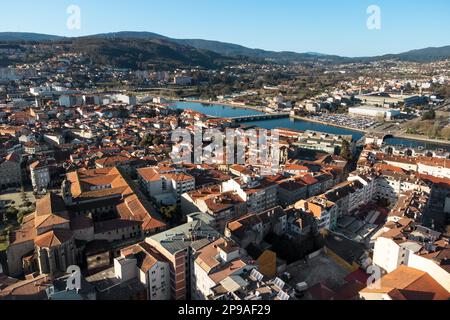 Vista aerea del paesaggio urbano di Pontevedra con moderni edifici di appartamenti e baia di mare, Galizia, Spagna. Foto di alta qualità Foto Stock