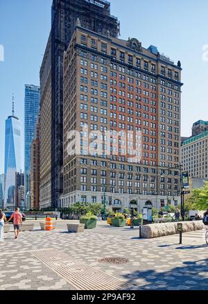 Quartiere finanziario di New York: L'imponente edificio in mattoni, pietra e terra cotta Whitehall è ora un edificio residenziale e di uffici a uso misto. Foto Stock