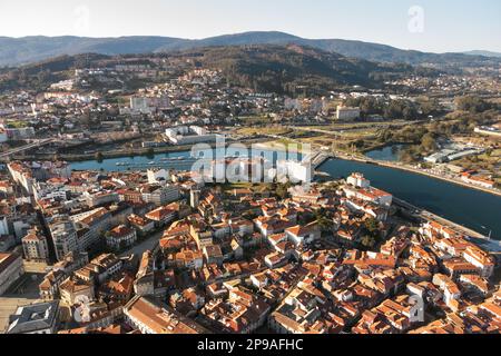 Vista aerea del paesaggio urbano di Pontevedra con moderni edifici di appartamenti e baia di mare, Galizia, Spagna. Foto di alta qualità Foto Stock