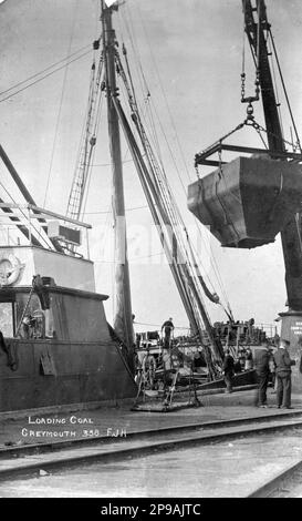 Il caricamento del carbone a Greymouth porta, Westland, Nuova Zelanda, probabilmente nel 1930s. Foto Stock