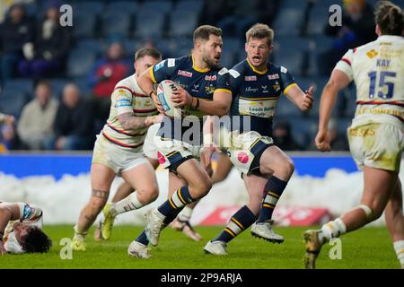 Leeds, Regno Unito. 10th Mar, 2023. Tom Holroyd #18 di Leeds Rhinos chiede un pass da Aidan Sezer #7 di Leeds Rhinos durante la partita Betfred Super League Round 4 Leeds Rhinos vs Wakefield Trinity allo Headingley Stadium, Leeds, Regno Unito, 10th marzo 2023 (Foto di Steve Flynn/News Images) a Leeds, Regno Unito il 3/10/2023. (Foto di Steve Flynn/News Images/Sipa USA) Credit: Sipa USA/Alamy Live News Foto Stock