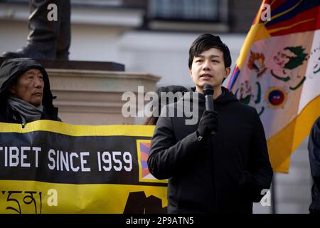 Londra, Regno Unito. 10th Mar, 2023. Finn Lau, un esilio attivista di Hong Kong e fondatore della Hong Kong Liberty, è visto durante il rally all'esterno dell'ambasciata cinese a Londra in occasione della Giornata nazionale tibetana di rivolta. Centinaia di tibetani residenti a Londra hanno marciato da Downing Street all'ambasciata cinese a Londra in occasione del 64th° anniversario della Giornata nazionale tibetana di rivolta. La marcia commemora decine di migliaia di tibetani che si sono alzati contro l'invasione e l'occupazione illegale della loro patria da parte della Cina il 10th marzo 1959. Credit: SOPA Images Limited/Alamy Live News Foto Stock