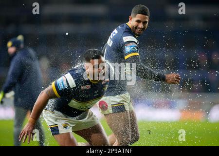 Leeds, Regno Unito. 10th Mar, 2023. Nene Macdonald #4 di Leeds Rhinos pesca una palla di neve a Sam Lisone #15 di Leeds Rhinos dopo il match Betfred Super League Round 4 Leeds Rhinos vs Wakefield Trinity allo Headingley Stadium, Leeds, Regno Unito, 10th marzo 2023 (Foto di Steve Flynn/News Images) a Leeds, Regno Unito il 3/10/2023. (Foto di Steve Flynn/News Images/Sipa USA) Credit: Sipa USA/Alamy Live News Foto Stock