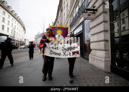 Londra, Regno Unito. 10th Mar, 2023. I sostenitori del tibetano di York sono visti marciare con bandiere tibetane e bandiera durante la Giornata Nazionale di rivolta Tibetana. Centinaia di tibetani residenti a Londra hanno marciato da Downing Street all'ambasciata cinese a Londra in occasione del 64th° anniversario della Giornata nazionale tibetana di rivolta. La marcia commemora decine di migliaia di tibetani che si sono alzati contro l'invasione e l'occupazione illegale della loro patria da parte della Cina il 10th marzo 1959. Credit: SOPA Images Limited/Alamy Live News Foto Stock