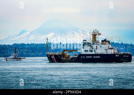 L'equipaggio a bordo della Guardia Costiera Cutter Henry Blake partecipa alla Parata delle navi durante il Seattle Seafair Festival, 1 agosto 2022. L'Henry Blake fu uno dei numerosi vascelli a partecipare alla parata che transitò in Elliott Bay, Puget Sound. (STATI UNITI Foto della Guardia Costiera di Petty Officer 3rd Classe Megan Brower) Foto Stock