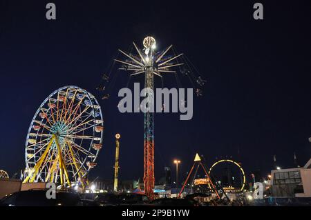 Paesaggio notturno di giostre del parco divertimenti a Toronto, Ontario, Canada Foto Stock