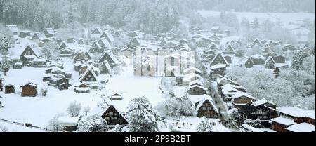 Shirakawago villaggio sotto una caduta di neve pesante inverno Foto Stock