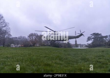 Washington, Stati Uniti. 10th Mar, 2023. Marine One parte dal prato sud della Casa Bianca a Washington, DC sulla strada per Wilmington, Delaware venerdì 10 marzo 2023. Foto di Bonnie Cash/UPI Credit: UPI/Alamy Live News Foto Stock