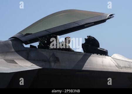 Un pilota F-22 Raptor della 154th Wing passa attraverso una lista di controllo pre-volo il 9 marzo 2023, presso il Pacific Missile Range Facility, Barking Sands, Hawaii. Gli specialisti di armi della forza totale del 154th e del 15th Wings hanno raggiunto un traguardo significativo nel miglioramento delle capacità agili di impiego in combattimento di F-22 Raptors, riaricandoli con successo al PMRF. (STATI UNITI Foto della Guardia Nazionale aerea del personale Sgt. John Linzmeier) Foto Stock