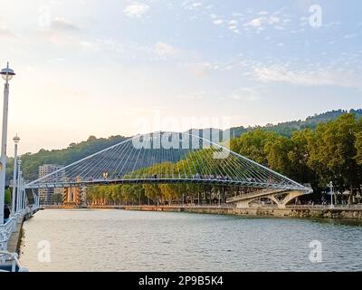 Ponte pedonale Zubizuri attraverso il fiume Nervion, Bilbao, Spagna. Ponte ad arco legato. Campo Volantin Ponte Foto Stock