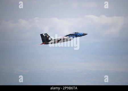 Un'aviazione militare statunitense F-15C Eagle assegnata alla 144th Fighter Wing, California Air National Guard, prende il volo durante un esercizio di base del 4 marzo 2023, presso la base della guardia nazionale dell'aria di Fresno, California. Oltre a testare le capacità di Airmen in un ambiente contestato, le operazioni di volo sono state testate con un aumento delle smorties e della rigenerazione degli aeromobili. (STATI UNITI Foto della Guardia Nazionale aerea del personale Sgt. Mercedes Taylor) Foto Stock