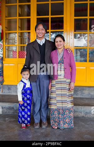 Famiglia tibetana, nel monastero Namgyal,nel complesso Tsuglagkhang. McLeod Ganj Dharamsala, Himachal Pradesh, India, Asia Foto Stock