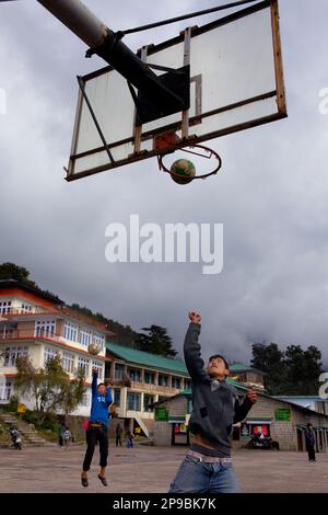 I bambini che giocano nel villaggio dei bambini tibetani. Dharamsala, Himachal Pradesh, India, Asia Foto Stock