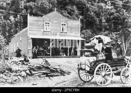 Una bassa velocità dell'otturatore cattura il movimento e il 'fantasma di Otira' che si trova a sinistra dell'Otira Hotel, probabilmente alla fine del 1800s, Westland, Nuova Zelanda Foto Stock