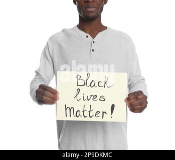 Uomo afroamericano che tiene il segno con la frase Black Lives materia su sfondo bianco, primo piano. Concetto di razzismo Foto Stock