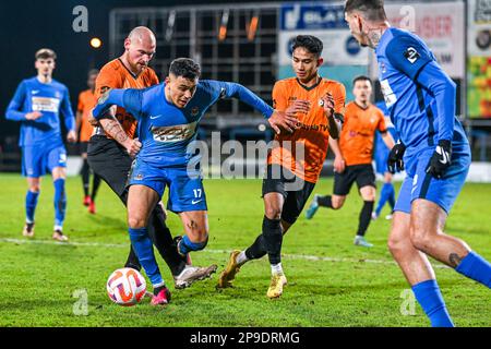 Denis Prychynenko (13) di KMSK Deinze , Zakaria Atteriv (17) di Dender , Marselino Ferdinan (27) di KMSK Deinze nella foto di una partita di calcio tra FC Dender e KMSK Deinze durante il 3° matchday nella squadra di retrocessione Challenger Pro League per la stagione 2022-2023 , Venerdì 10 marzo 2023 a Denderleeuw, Belgio. FOTO SPORTPIX | Stijn Audooren Credit: Sportpix/Alamy Live News Foto Stock