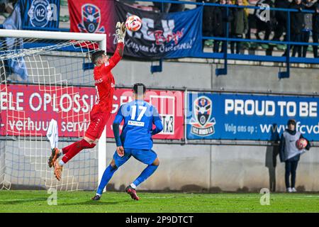 Il portiere Ignacio Miras Blanco (31) di KMSK Deinze e Zakaria Atteriv (17) di Dender nella foto di una partita di calcio tra FC Dender e KMSK Deinze durante il 3° matchday nei play-off di retrocessione della Challenger Pro League per la stagione 2022-2023 , venerdì 10 marzo 2023 a Denderleeuw , Belgio . FOTO SPORTPIX | Stijn Audooren Credit: Sportpix/Alamy Live News Foto Stock