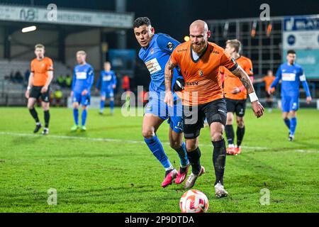 Denis Prychynenko (13) di KMSK Deinze e Zakaria Atteriv (17) di Dender, nella foto di una partita di calcio tra FC Dender e KMSK Deinze durante il 3° matchday del torneo di relegazione Challenger Pro League per la stagione 2022-2023 , venerdì 10 marzo 2023 a Denderleeuw , Belgio . FOTO SPORTPIX | Stijn Audooren Credit: Sportpix/Alamy Live News Foto Stock