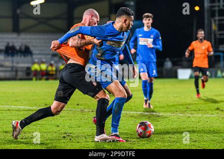 Denis Prychynenko (13) di KMSK Deinze e Zakaria Atteriv (17) di Dender, nella foto di una partita di calcio tra FC Dender e KMSK Deinze durante il 3° matchday del torneo di relegazione Challenger Pro League per la stagione 2022-2023 , venerdì 10 marzo 2023 a Denderleeuw , Belgio . FOTO SPORTPIX | Stijn Audooren Credit: Sportpix/Alamy Live News Foto Stock