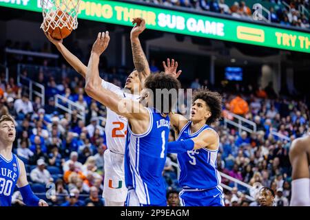 Greensboro, North Carolina, Stati Uniti. 10th Mar, 2023. Miami (Fl) Hurricanes guardia Nijel Pack (24), a sinistra, ottiene da Duke Blue Devils centro Dereck Lively II (1) e guardia Tyrese Proctor (5) durante il round semifinale del Torneo ACC maschile al Greensboro Coliseum di Greensboro, NC. (Scott Kinser/Cal Sport Media). Credit: csm/Alamy Live News Foto Stock