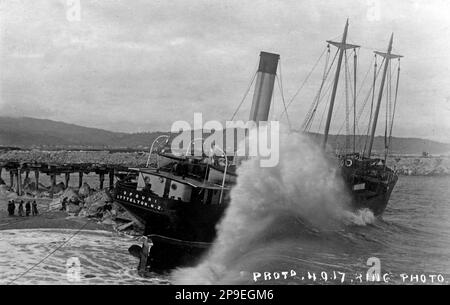 Onde infrangersi il Opouri, che è stata lavata sul Frangiflutti nord dopo il suo ingranaggio dello sterzo non è riuscito a Greymouth, Westland, Nuova Zelanda, su 3.9.1917, ed è diventato un relitto totale. Tutti i 17 membri di equipaggio scampati dal ferro da stiro, avvitare il battello a vapore, che pesava 570 tonnellate di stazza lorda e aveva un registro netto di 218 tonnellate. Foto Stock