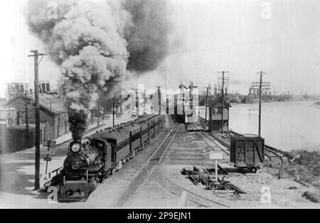 Il primo treno espresso parte dal porto di Greymouth, Westland, per Christchurch attraverso il tunnel Otira appena completato. Nuova Zelanda, 1923. Foto Stock